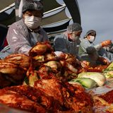 Koreanerinnen stellen Kimchi für Bedürftige her