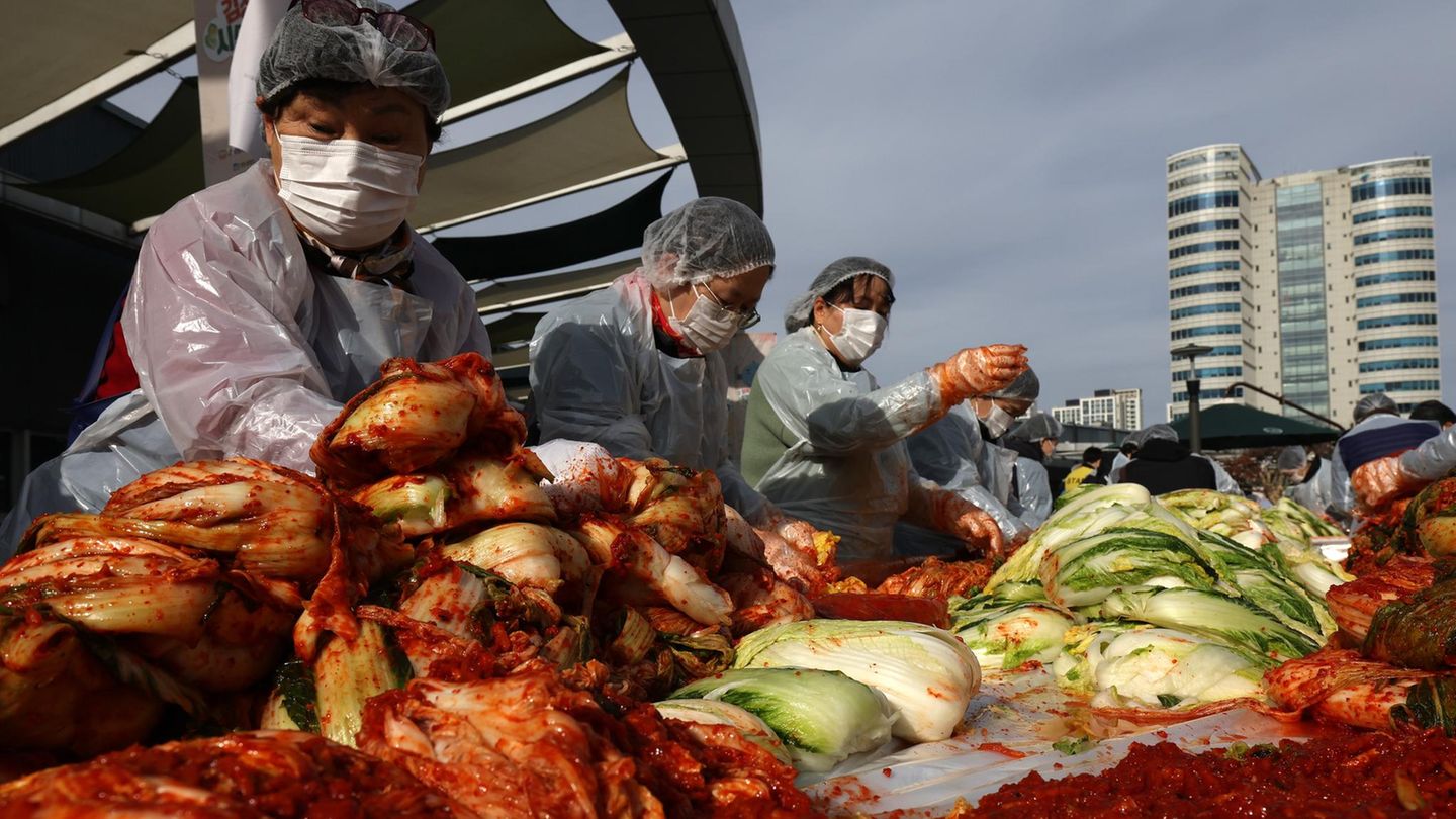 Koreanerinnen stellen Kimchi für Bedürftige her