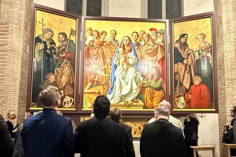 Der Cranach-Triegel-Altar ist in der Marienkirche des Friedhofs Campo Santo Teutonico zu sehen. Foto: Christoph Sator/dpa