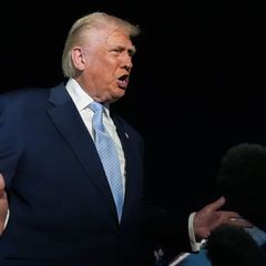 Trump stellt sich jetzt hinter eine Abstimmung zu den Epstein-Akten. Foto: Manuel Balce Ceneta/AP/dpa