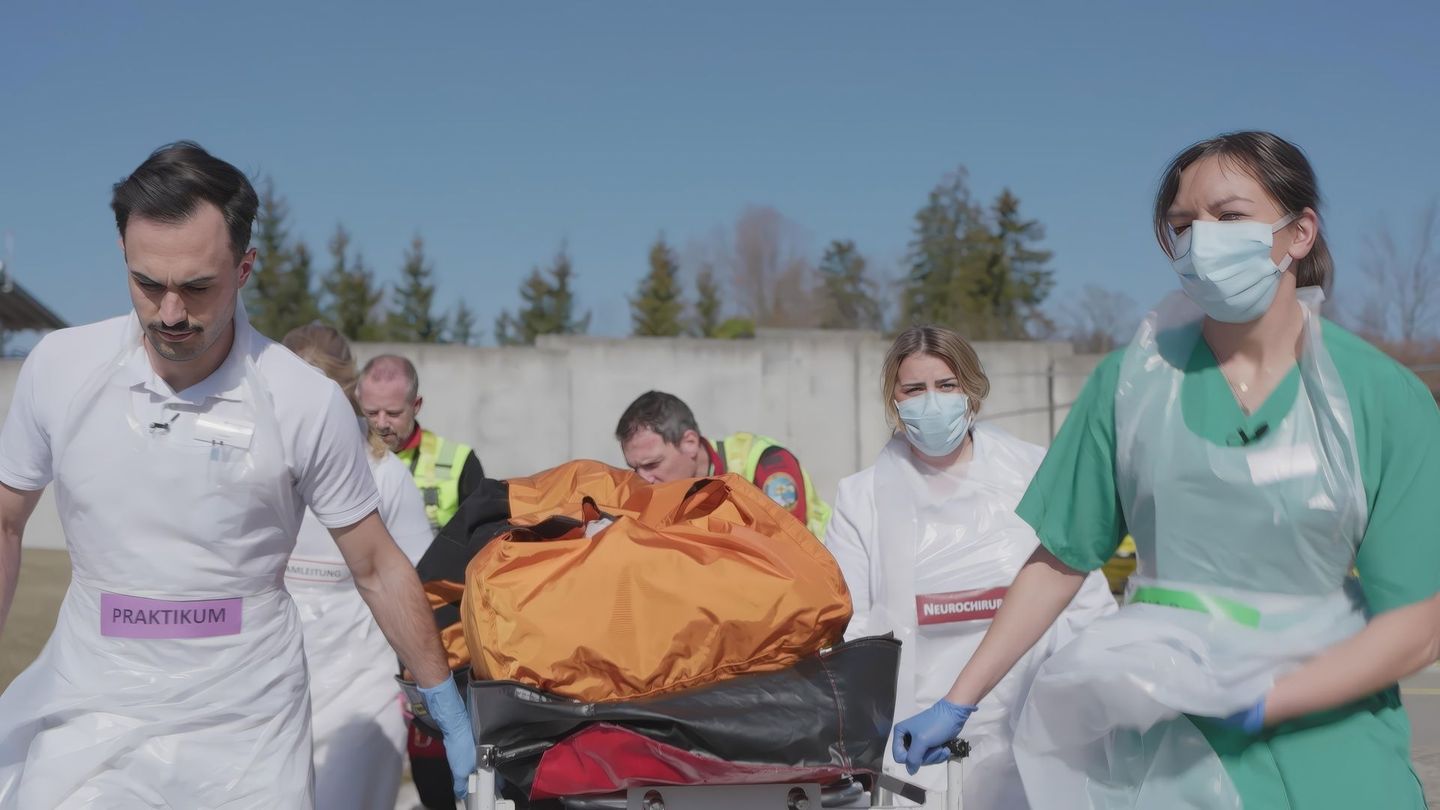 Die Kameras dürfen die Arbeit in der Unfallklinik aus nächster Nähe begleiten.