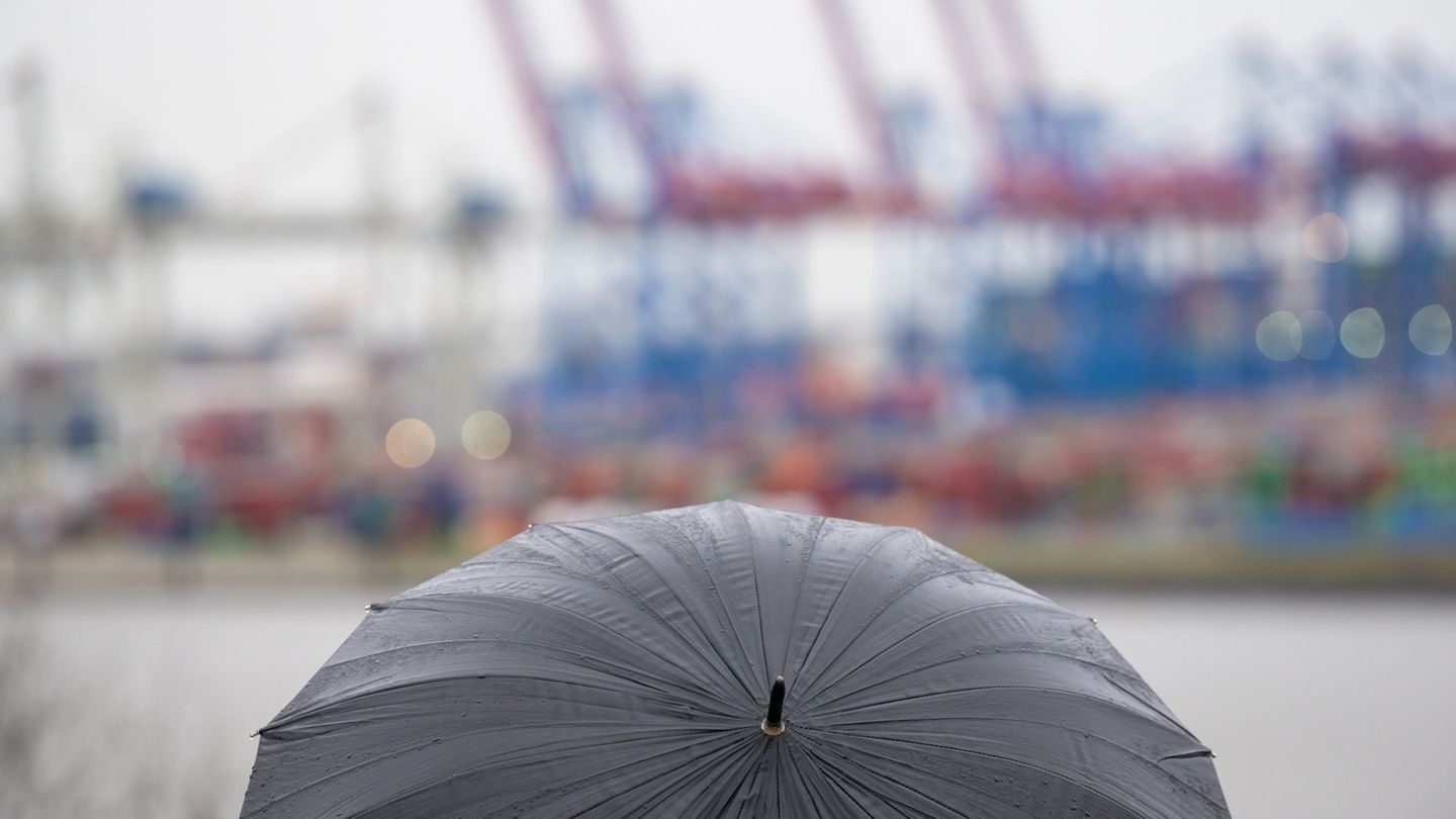 Wolken, Regen und Glätte - die neue Woche startet ungemütlich. (Symbolbild) Foto: Jonas Walzberg/dpa