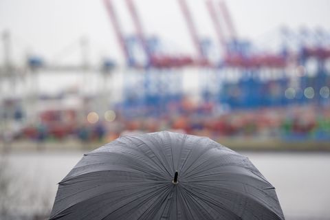 Wolken, Regen und Glätte - die neue Woche startet ungemütlich. (Symbolbild) Foto: Jonas Walzberg/dpa