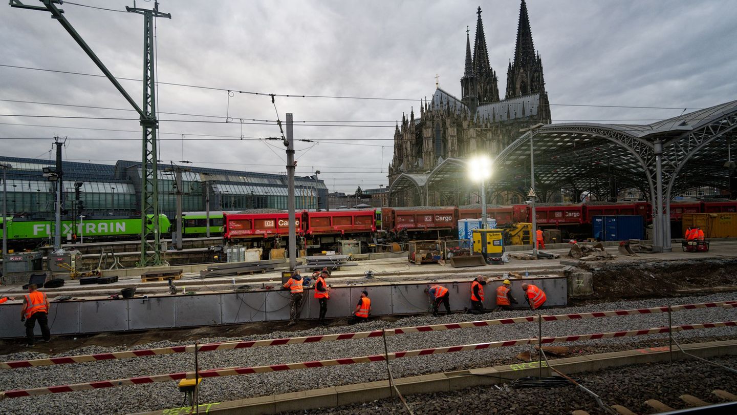 Zehn Tage lang sind Arbeiter nun an der Strecke rund um den Kölner Hauptbahnhof beschäftigt. Unter anderem werden Weichen und Ob