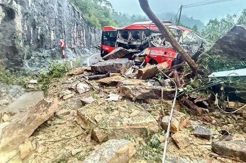 Im vorderen Teil des Busses wurden viele Passagiere eingeklemmt. Foto: Minh Bang/VNExpress via AP/dpa
