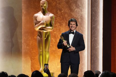 Tom Cruise freut sich über seine erste Oscar-Trophäe. Foto: Chris Pizzello/Invision/dpa