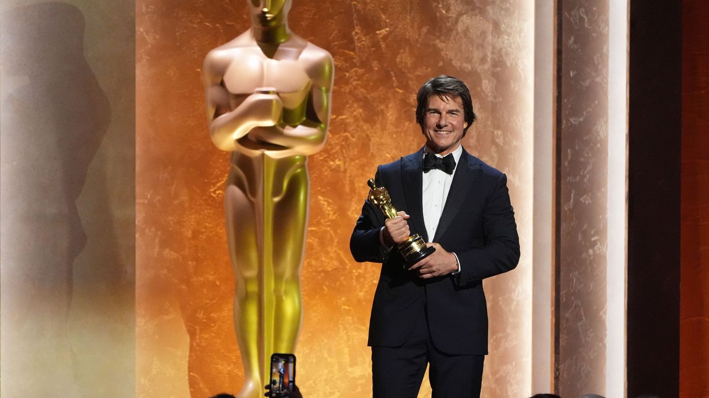Tom Cruise freut sich über seine erste Oscar-Trophäe. Foto: Chris Pizzello/Invision/dpa