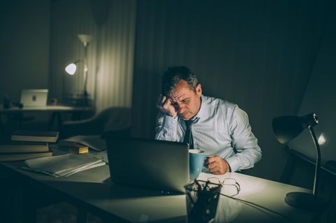 Ein müder Mann am Schreibtisch