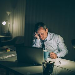 Ein müder Mann am Schreibtisch