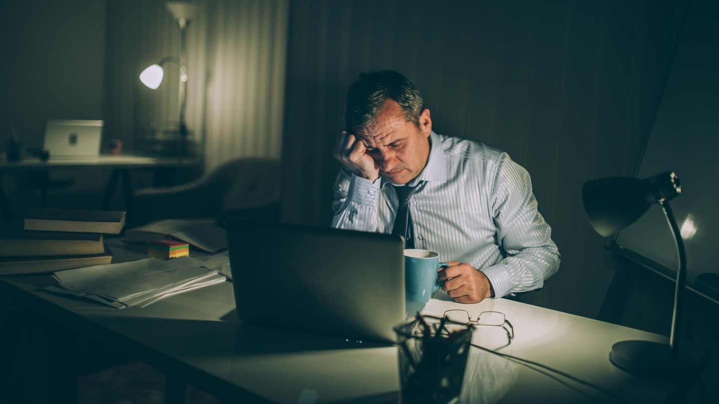 Ein müder Mann am Schreibtisch