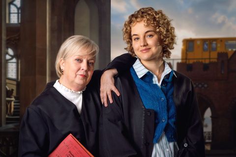 In "Kanzlei Liebling Kreuzberg – Bewährungsprobe" loten Talia Jahnka (Gabriela Maria Schmeide, links) und Lisa Liebling (Luise von Finckh) erneut ihre Differenzen und Gemeinsamkeiten aus.