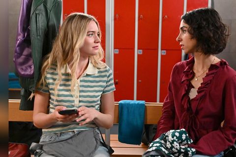 "Alles was zählt": Leyla (r.) hat Mühe zu begreifen, das sie in Wahrheit mit Elias gechattet hat.