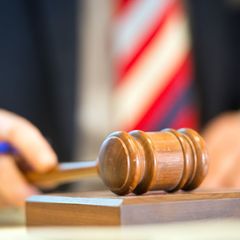 Das ehemalige Bahngebäude mit Güterschuppen soll demnächst unter den Hammer kommen. (Symbolbild) Foto: Daniel Naupold/dpa