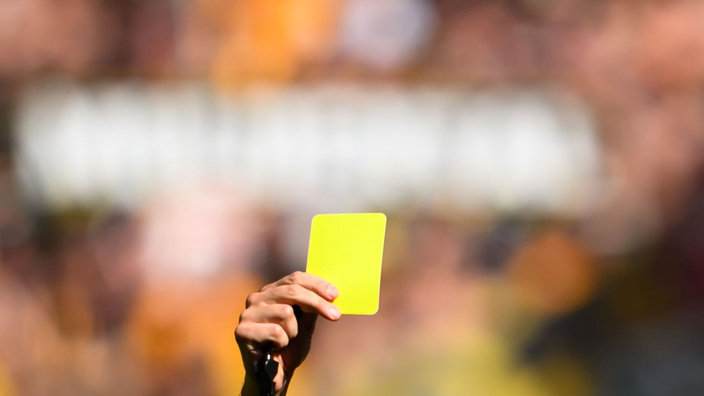 War die gelbe Karte gerechtfertigt oder nicht? (Symbolbild) Foto: Robert Michael/dpa