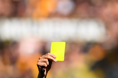 War die gelbe Karte gerechtfertigt oder nicht? (Symbolbild) Foto: Robert Michael/dpa