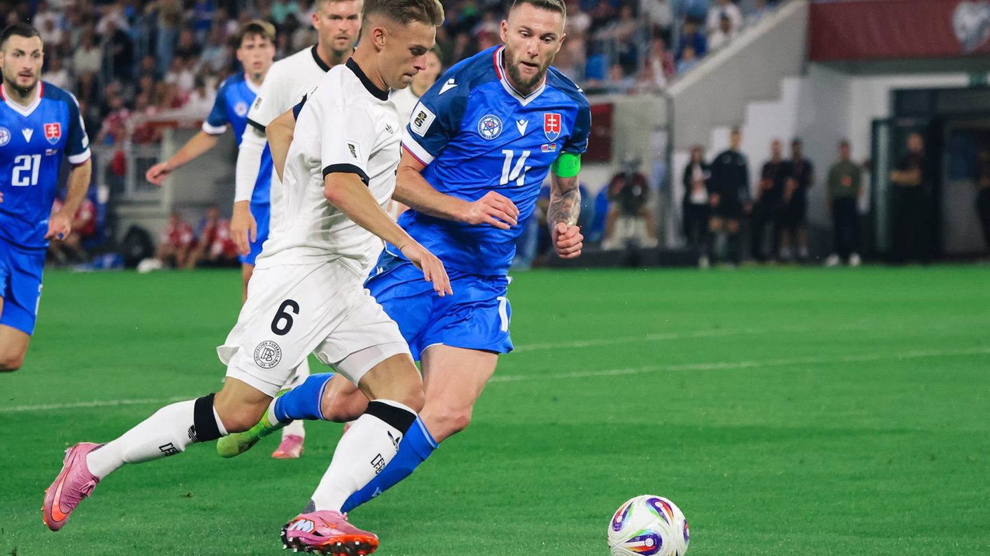 DFB-Spieler Joshua Kimmich im Duell mit dem Slowaken Milan Skriniar