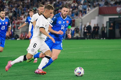 DFB-Spieler Joshua Kimmich im Duell mit dem Slowaken Milan Skriniar