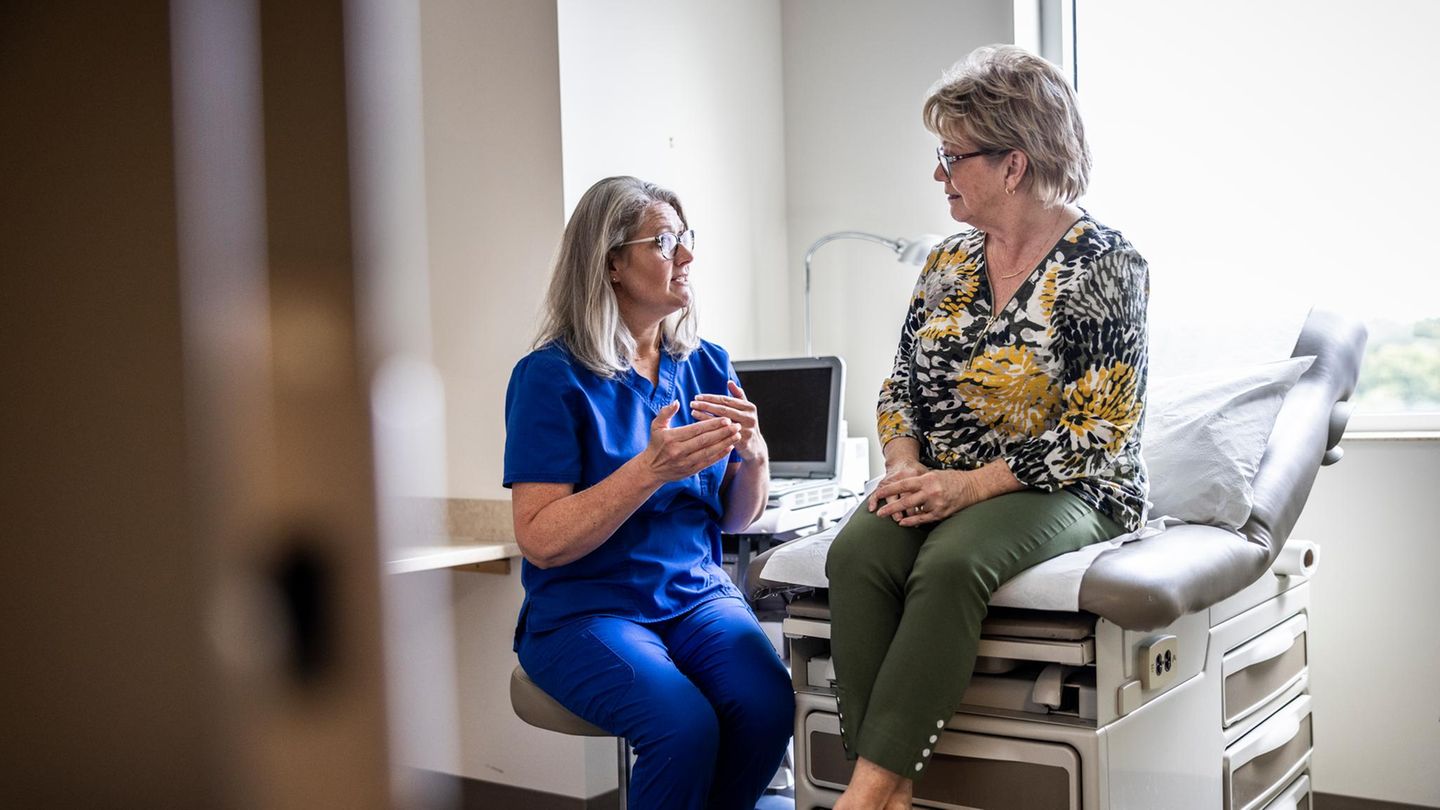 eine Frau spricht mit ihrer