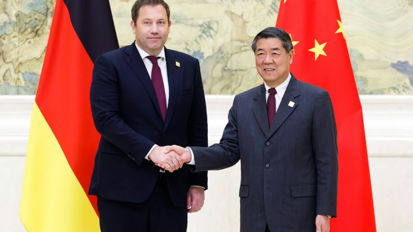 Klingbeil (l.) udn Chinas Vize-Regierungschef He in Peking