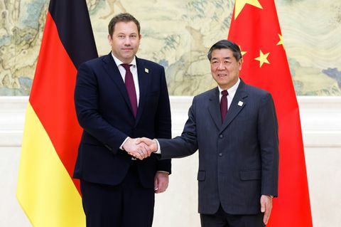 Klingbeil (l.) udn Chinas Vize-Regierungschef He in Peking