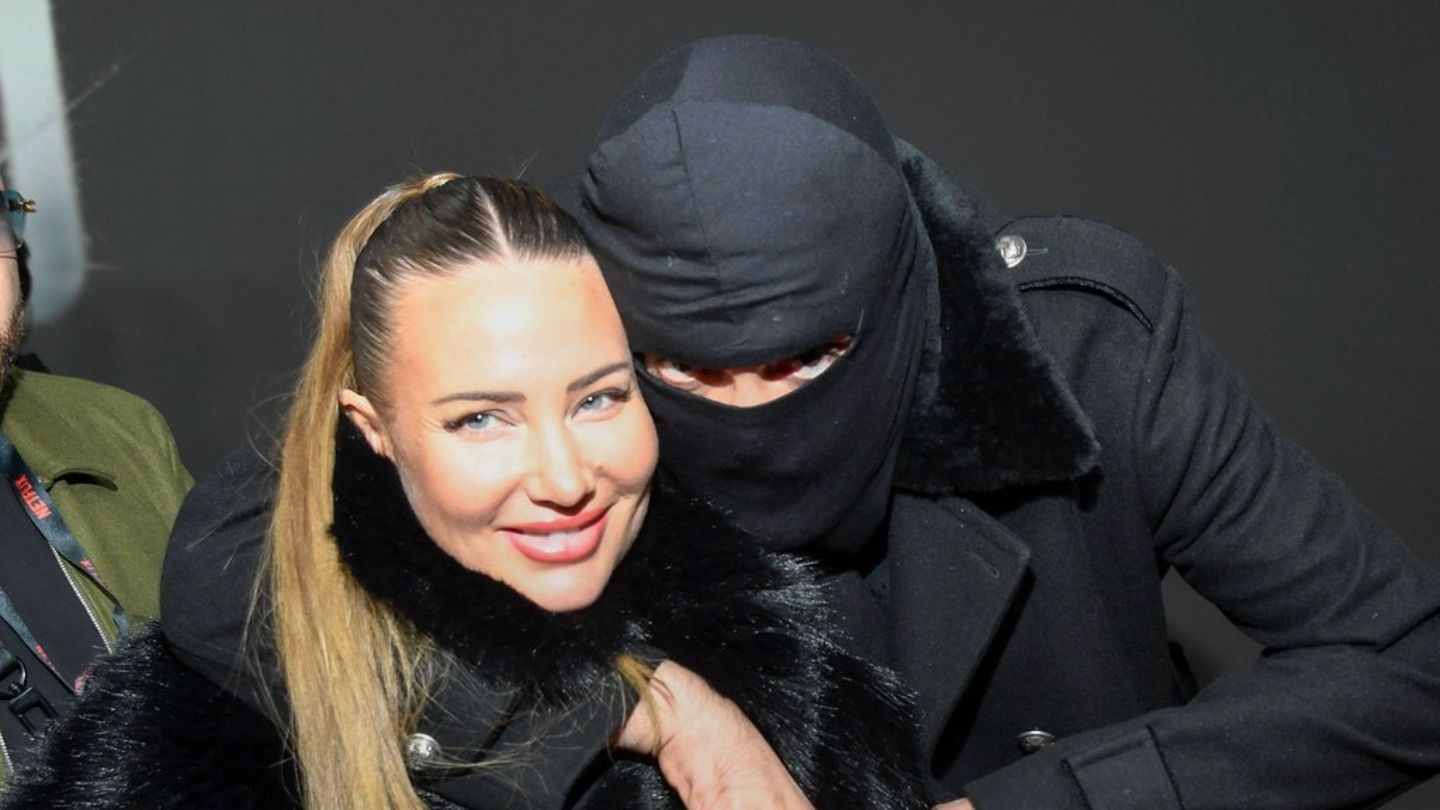 Rapper Aykut Anhan kam zur Premiere von "Babo - die Haftbefehl-Story" mit Sturmhaube. Vor den Fotografen posierte er Arm in Ar