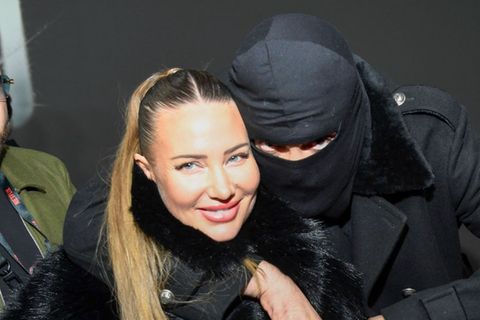 Rapper Aykut Anhan kam zur Premiere von "Babo - die Haftbefehl-Story" mit Sturmhaube. Vor den Fotografen posierte er Arm in Ar