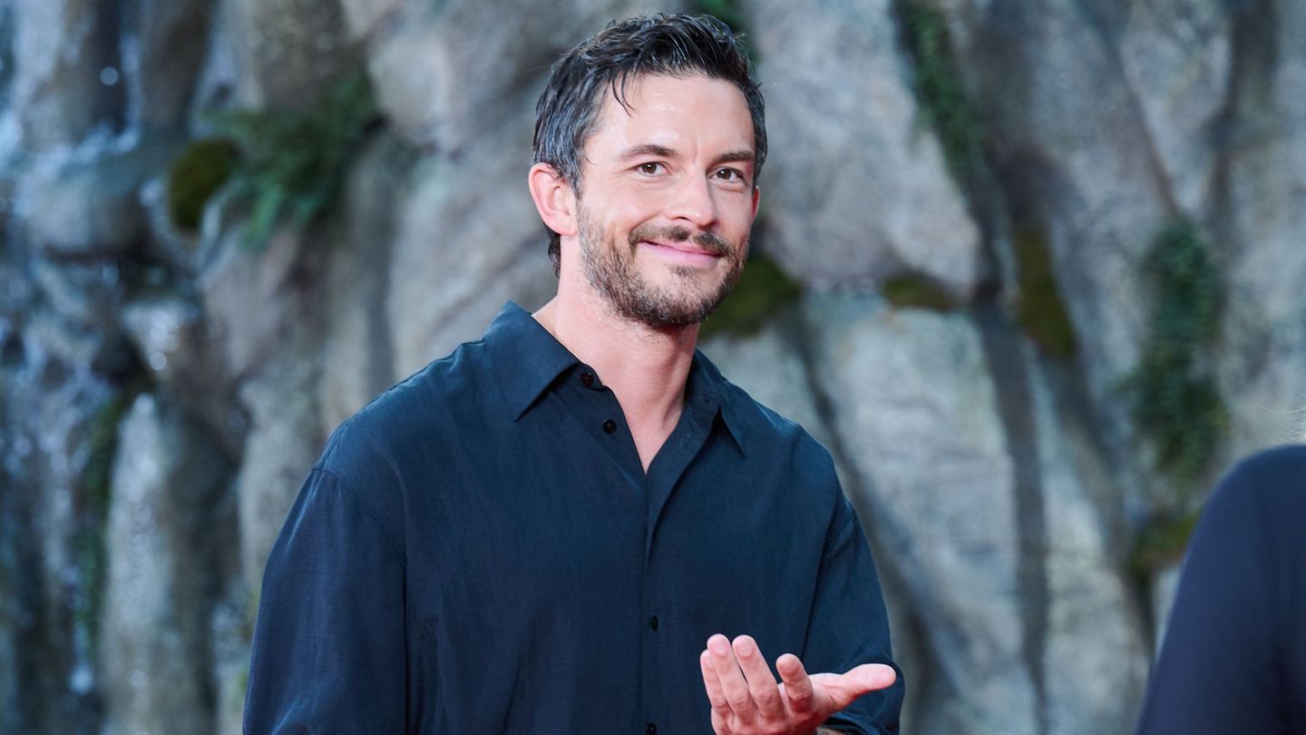 Hollywoodstar Jonathan Bailey hat über die Einschränkungen und Probleme gesprochen, die er in der Schule als schwuler Teenager h