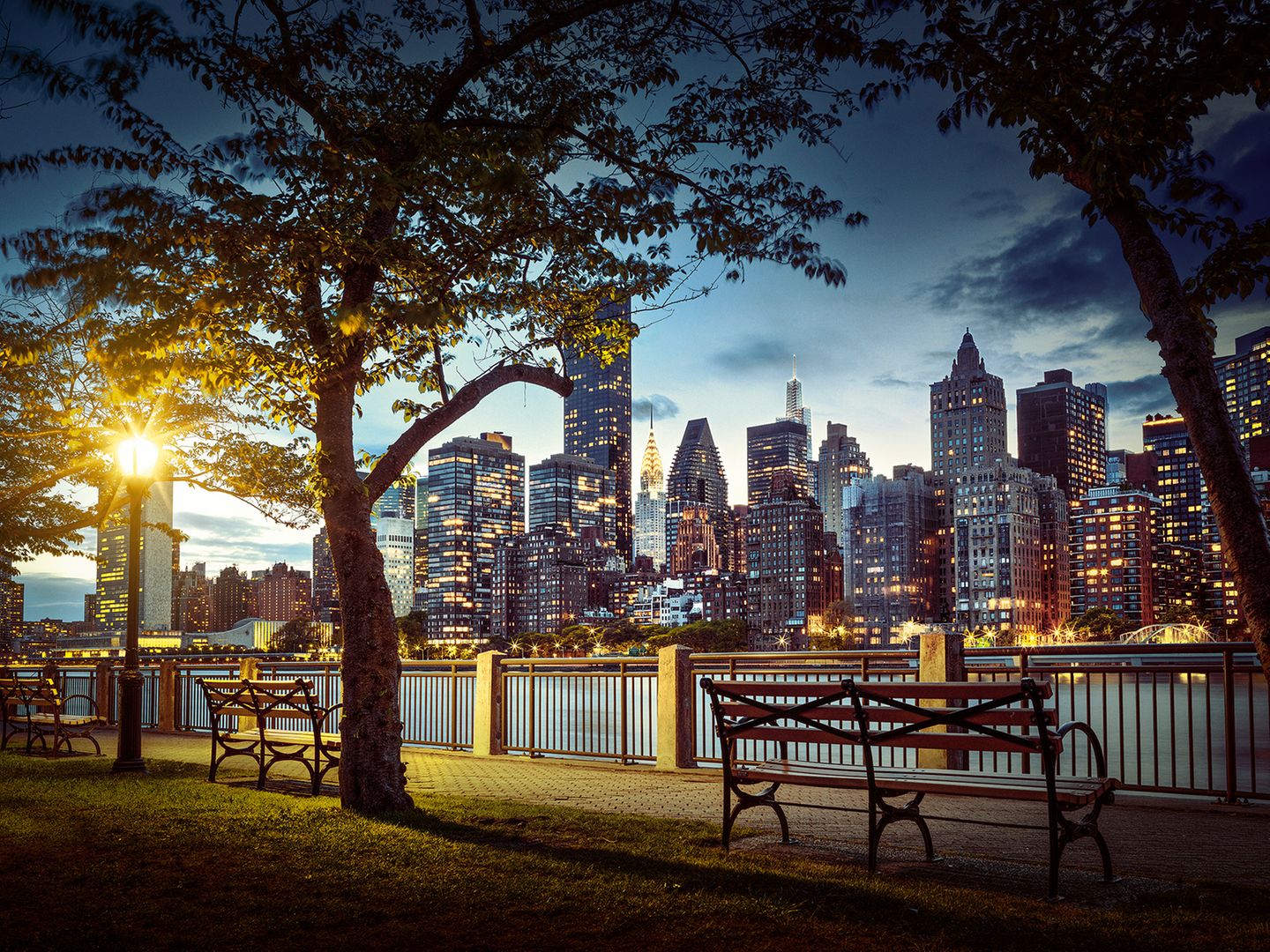 Blick auf die glitzernde Skyline von Manhattan