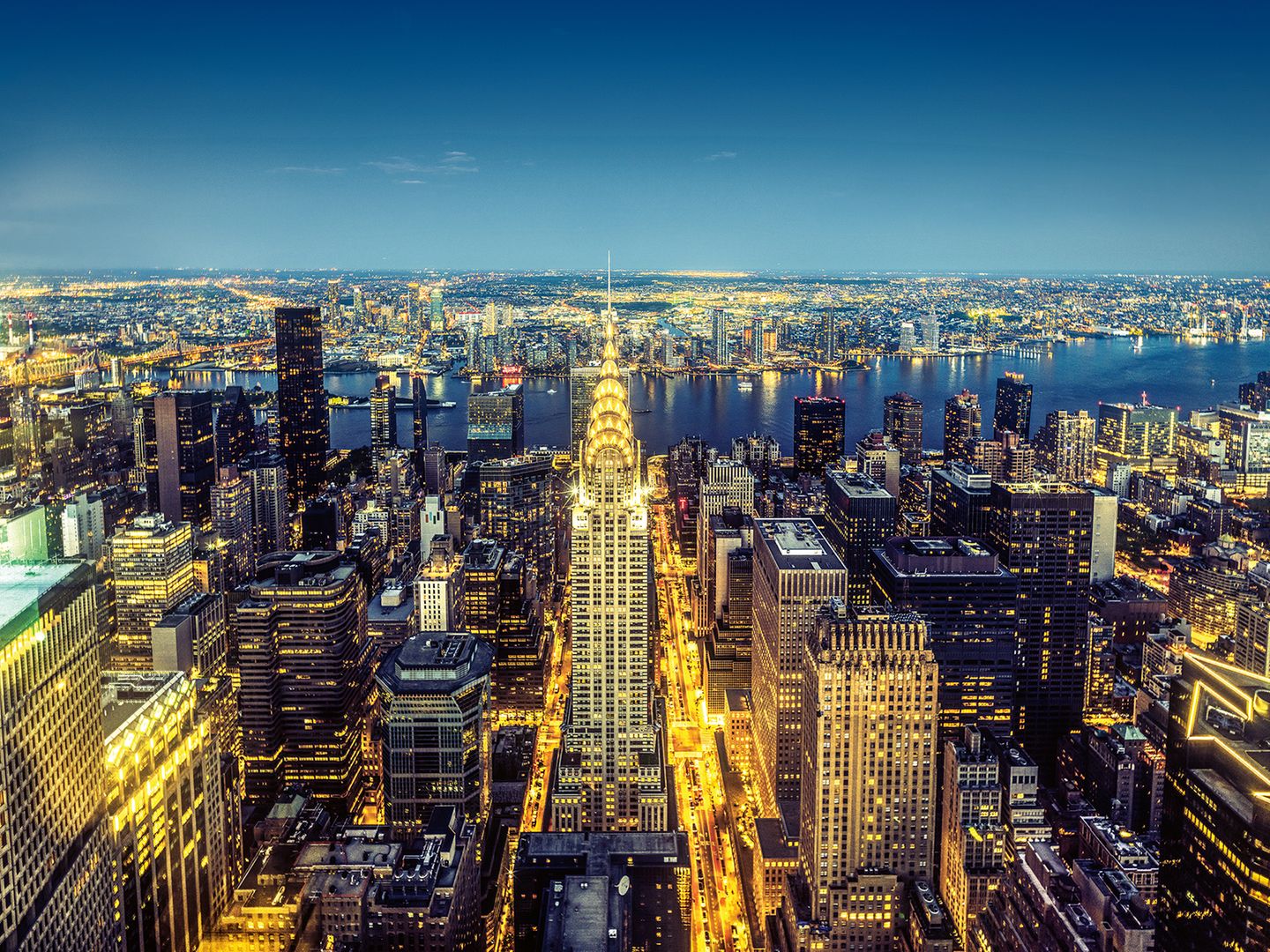 Chrysler Building leuchtet nachts in New York