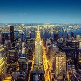 Chrysler Building leuchtet nachts in New York