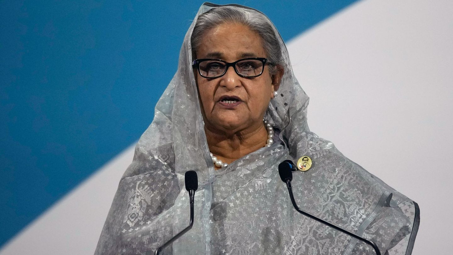 Die frühere Premierministerin von Bangladesch, Sheikh Hasina, hält eine Rede. (Foto Archiv) Foto: Christophe Ena/AP/dpa