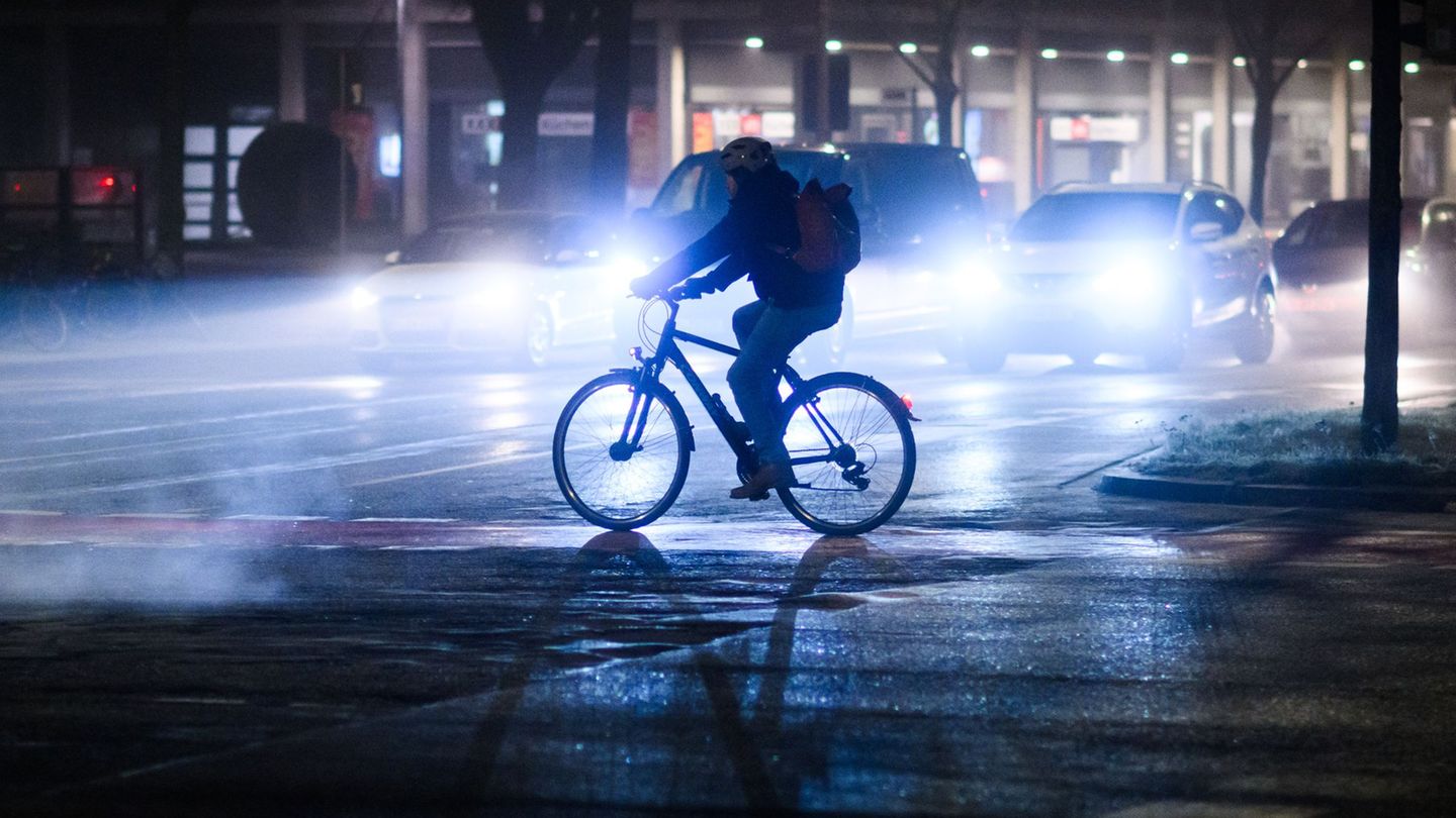 Schwerpunkt der Kontrollen in Hamburg ist die Fahrradbeleuchtung - insbesondere zum Schutz von Kindern auf dem Schulweg. (Symbol