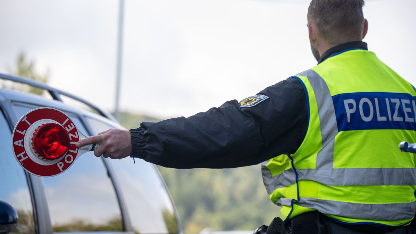 Die Bundespolizei hielt mehrere Fahrzeuge an. (Symbolbild) Foto: Harald Tittel/dpa