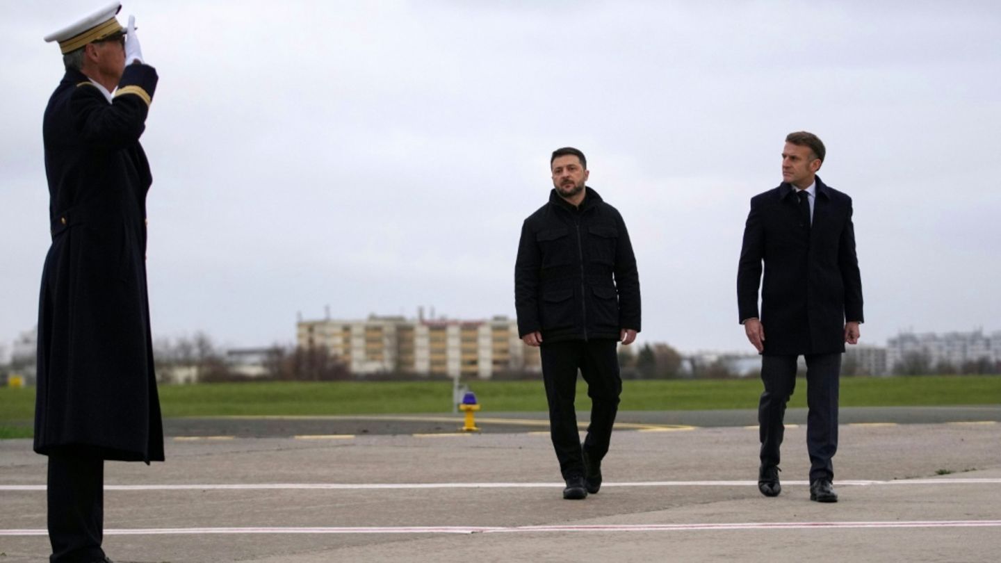 Macron (r.) empfäng Selenskyj nahe Paris