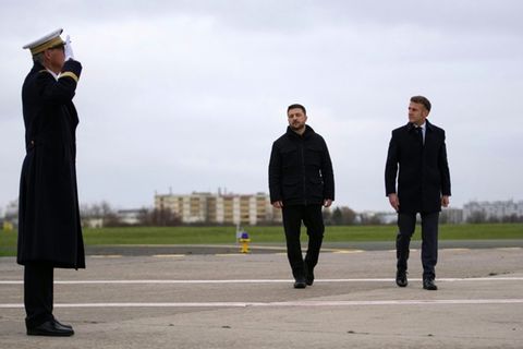 Macron (r.) empfäng Selenskyj nahe Paris