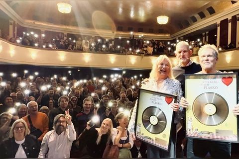 Schriftstellerin Rita Falk, Schauspieler Christian Tramitz und Moderator Florian Wagner präsentierten den 13. Eberhoferkrimi "