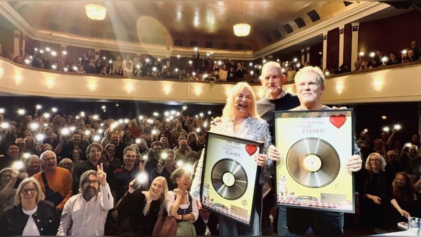 Schriftstellerin Rita Falk, Schauspieler Christian Tramitz und Moderator Florian Wagner präsentierten den 13. Eberhoferkrimi "