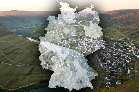 Blick auf die Saarschleife, überlagert von einer Landkarte (Symbolbild Preise)