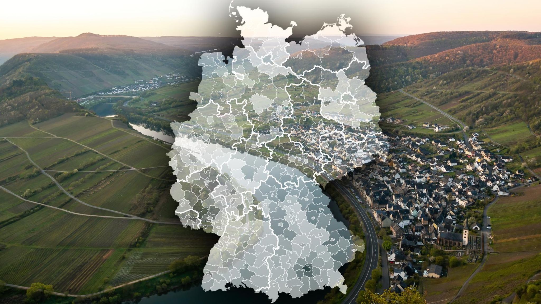 Blick auf die Saarschleife, überlagert von einer Landkarte (Symbolbild Preise)