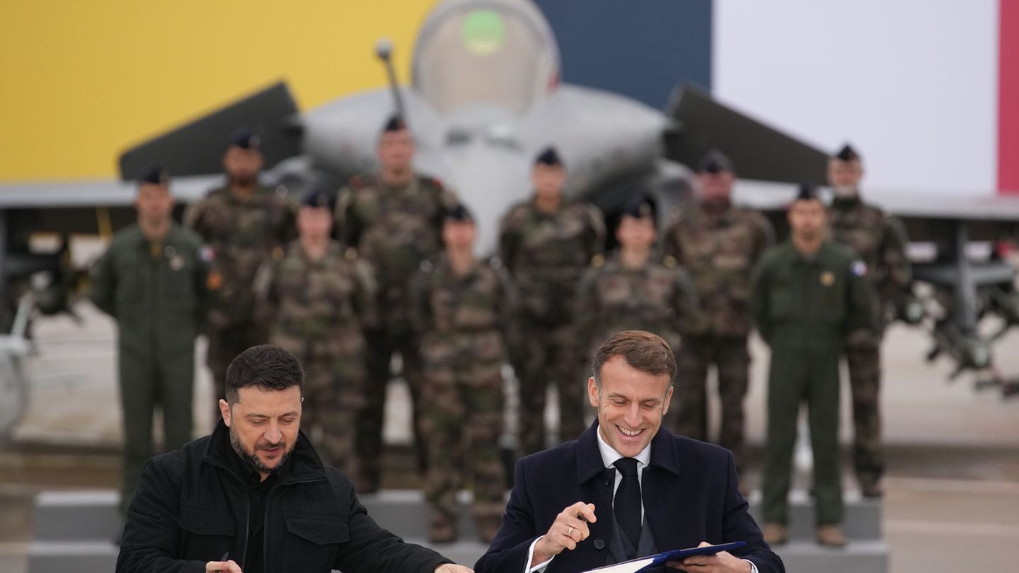 Selenskyj und Macron unterzeichneten eine Absichtserklärung zum Kauf von bis zu 100 Rafale-Jets durch Kiew. Foto: Christophe Ena