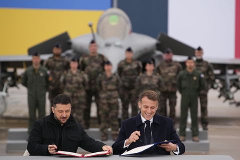 Selenskyj und Macron unterzeichneten eine Absichtserklärung zum Kauf von bis zu 100 Rafale-Jets durch Kiew. Foto: Christophe Ena