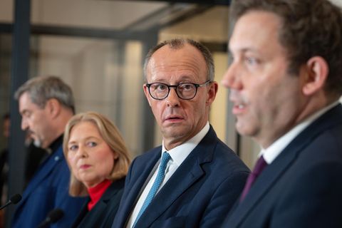 Kommt das Rentenpaket? Kanzler Merz (m.), Arbeitsministerin Bas (l.), Finanzminister Klingbeil (r.) schauen ratlos