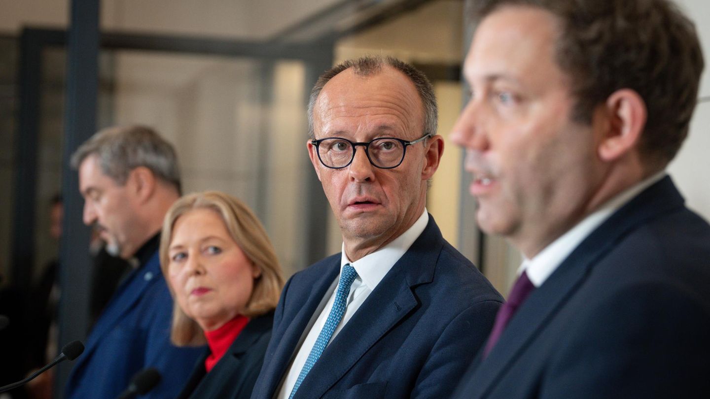 Kommt das Rentenpaket? Kanzler Merz (m.), Arbeitsministerin Bas (l.), Finanzminister Klingbeil (r.) schauen ratlos