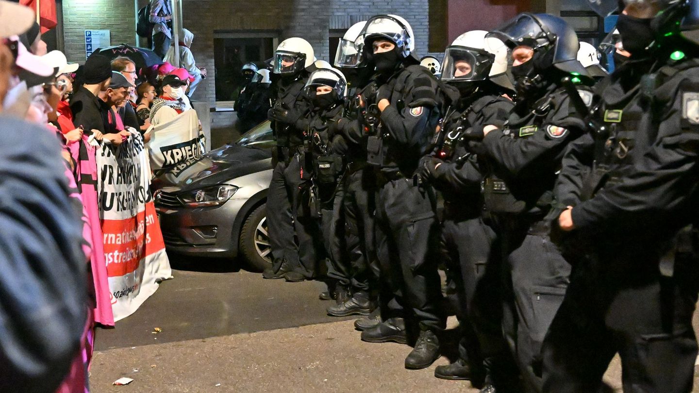 Wegen eines Polizeieinsatzes bei einem Anti-Kriegs-Marsch ziehen die Veranstalter der Demo nun vor Gericht. (Archivbild) Foto: H