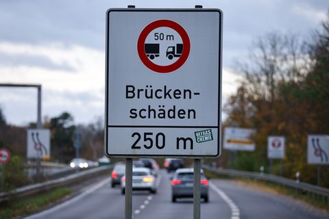 Schilder weisen auf Brückenschäden vor der Brücke über den Agra-Park hin. (Archivbild) Foto: Jan Woitas/dpa