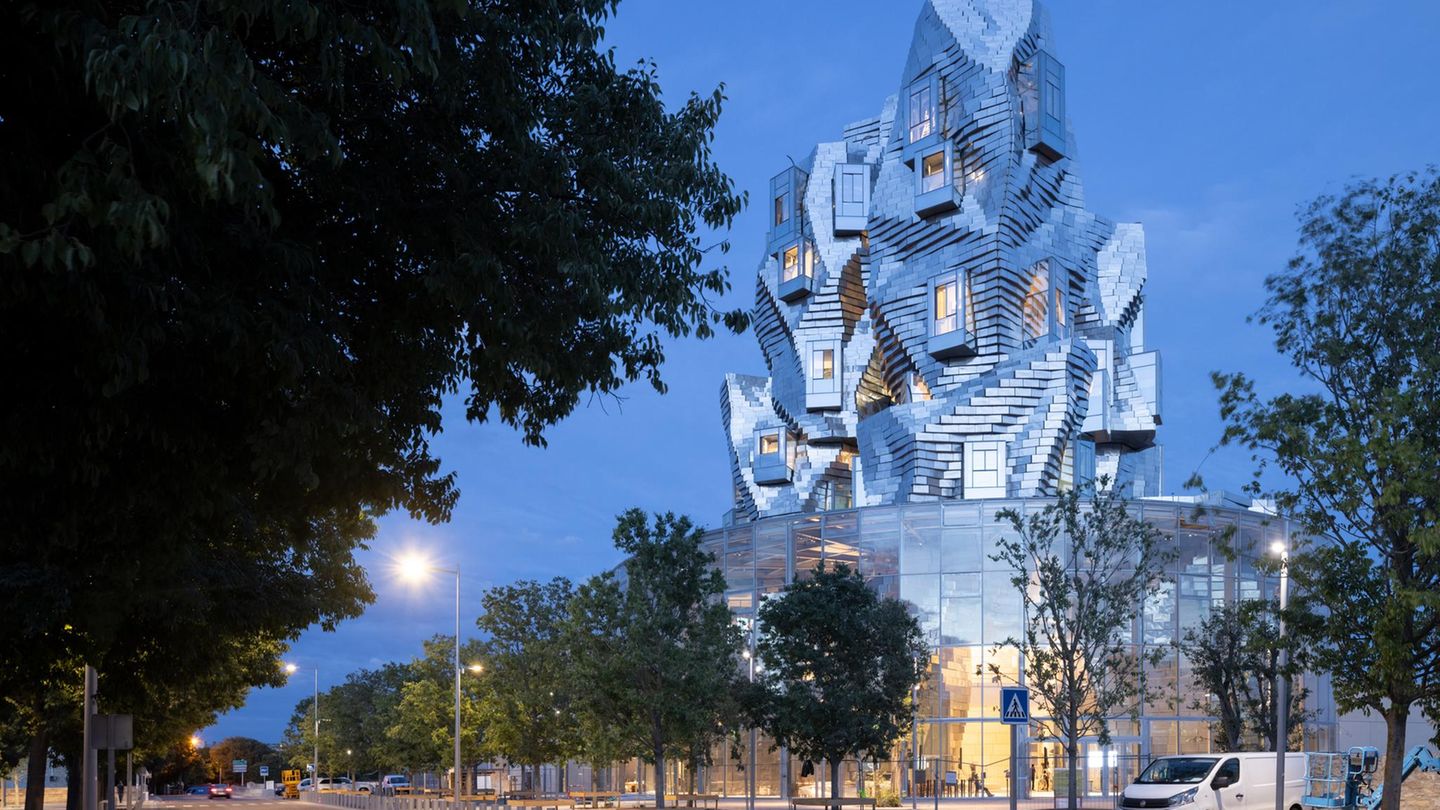 Verspiegeltes Gebäude