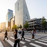 "Das Bild habe ich von der Straße aus aufgenommen. Mir war es wichtig, das Gebäude in seinem größeren Kontext zu zeigen, wie es eingebettet ist in den Alltag der Menschen, die hier die Straße überqueren. Seoul ist eine sehr funktionale Stadt mit vielen Hochhäusern, nicht besonders schön. Dieses Gebäude sticht in seiner scharfen, dreieckigen, massiven, fast fensterlosen Form heraus. Diese besondere Form macht neugierig, wie es drinnen wohl aussieht. Unten im Gebäude ist ein toller Garten, was man nicht ahnt"  → SONGEUN ART AND CULTURAL FOUNDATION, SEOUL, HERZOG & DE MEURON, 2021