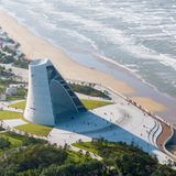 Drohnenaufnahme eines Gebäudes