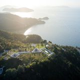 Blick von oben auf die  japanischen Kunstinseln