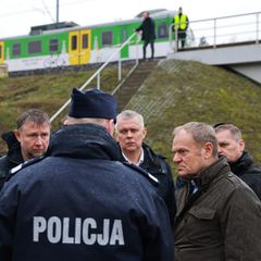 Polens Ministerpräsident Donald Tusk (2.v.r.) an dem beschädigten Streckenabschnitt zwischen Warschau und Lublin